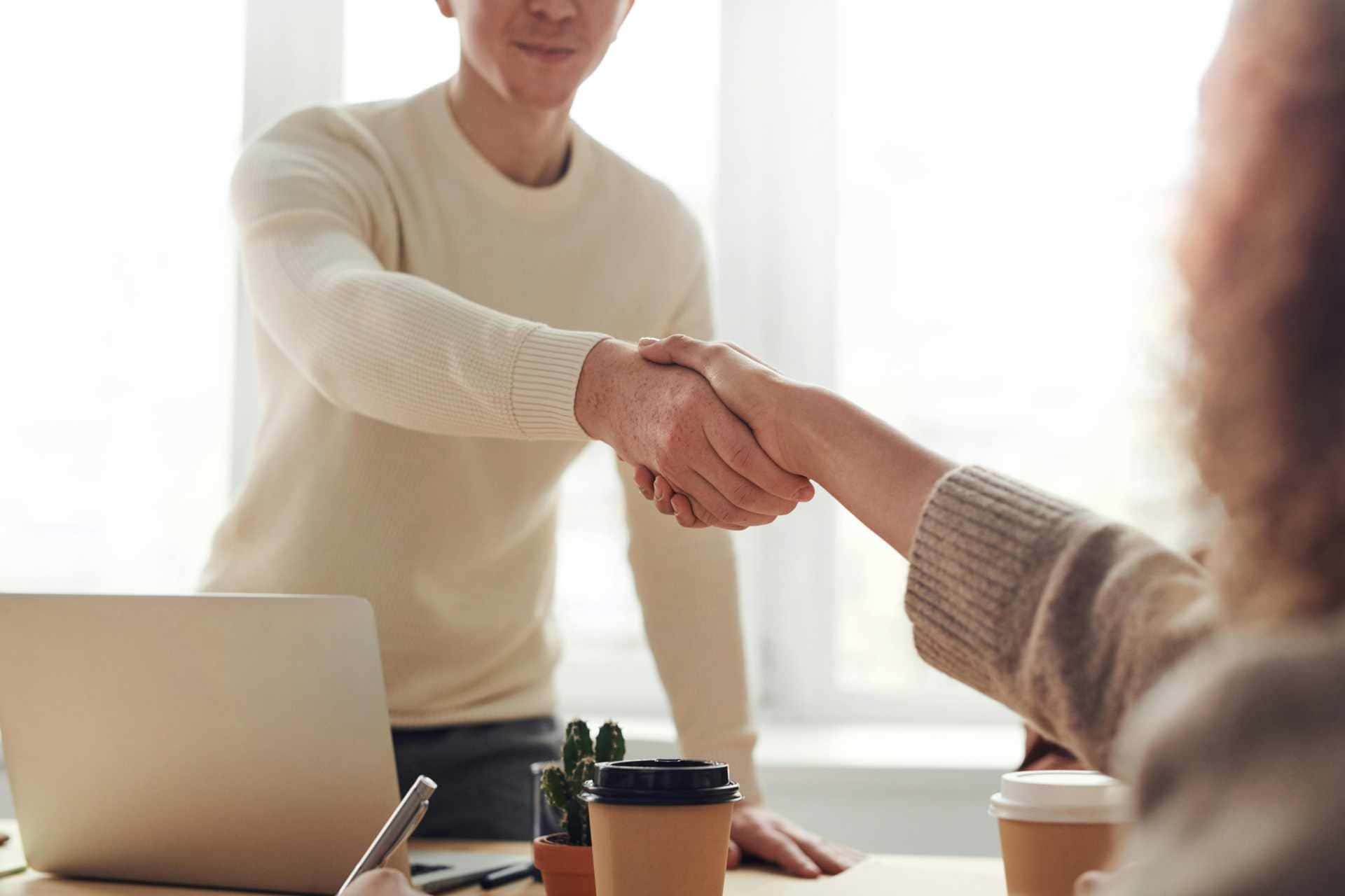 Empresa y partner tecnológico dándose la mano tras acordar un proyecto